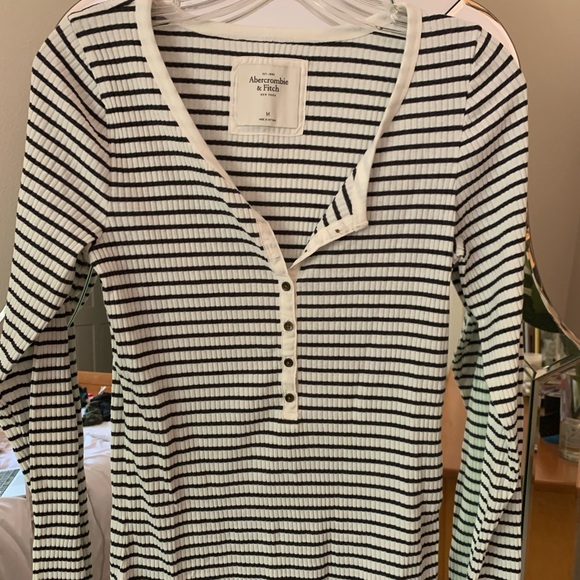 Abercrombie & Fitch long sleeve - Picture 2 of 2